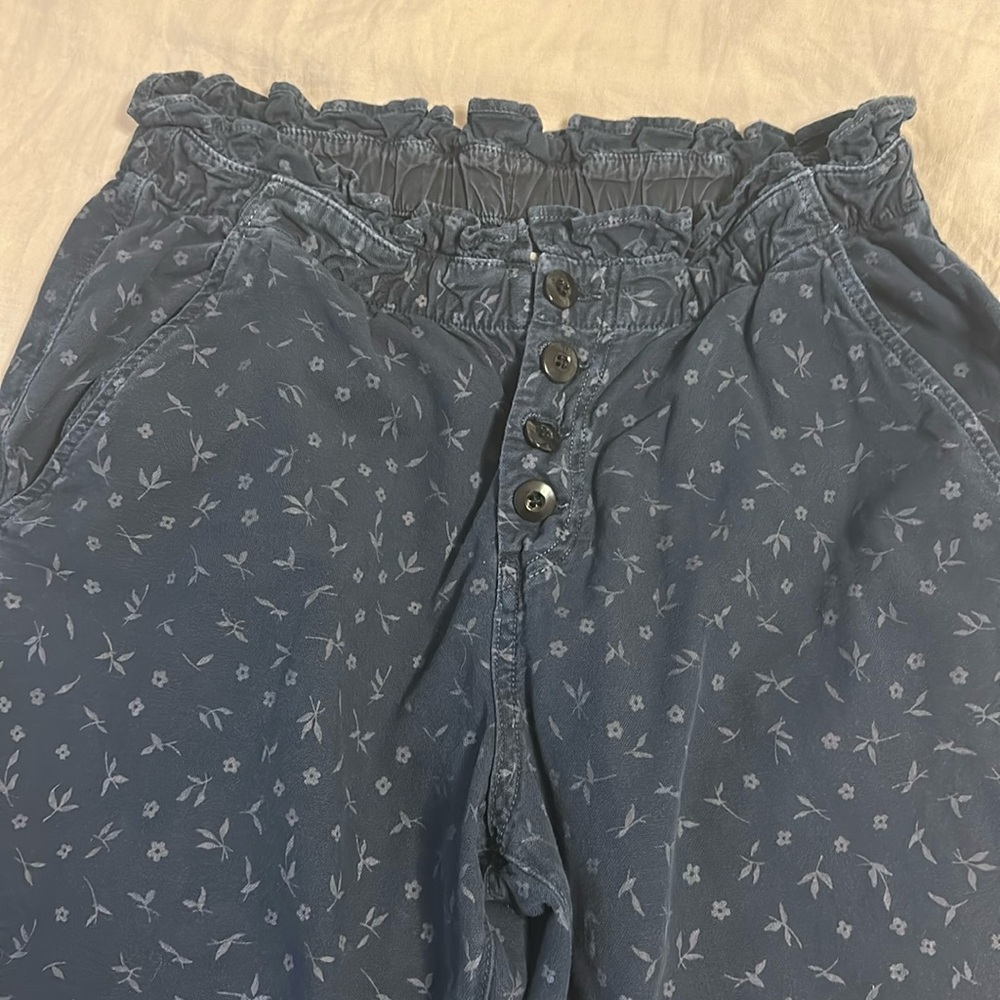THE GREAT. Blue Floral Paperbag Waist Pants size med